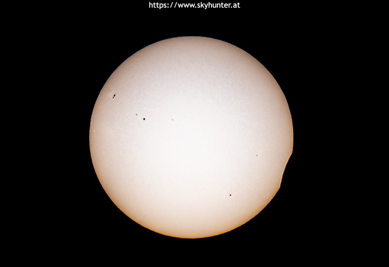 partielle Sonnenfinsternis (mit Sonnenflecken)