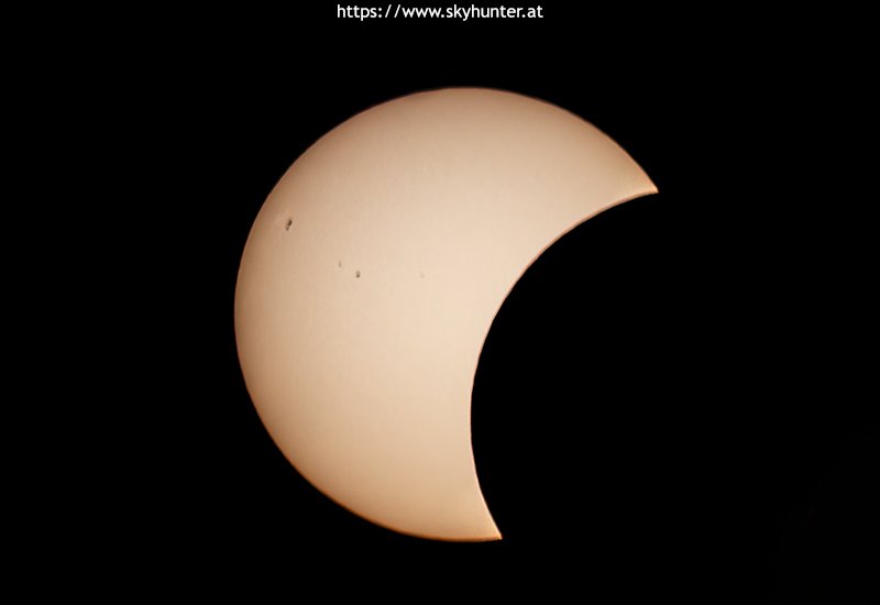 partielle Sonnenfinsternis (mit Sonnenflecken)